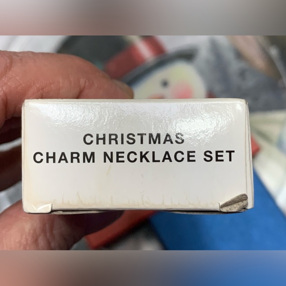 2009 AVON CHRISTMAS CHARM NECKLACE SET IN GIFT BOX - Picture 4 of 5